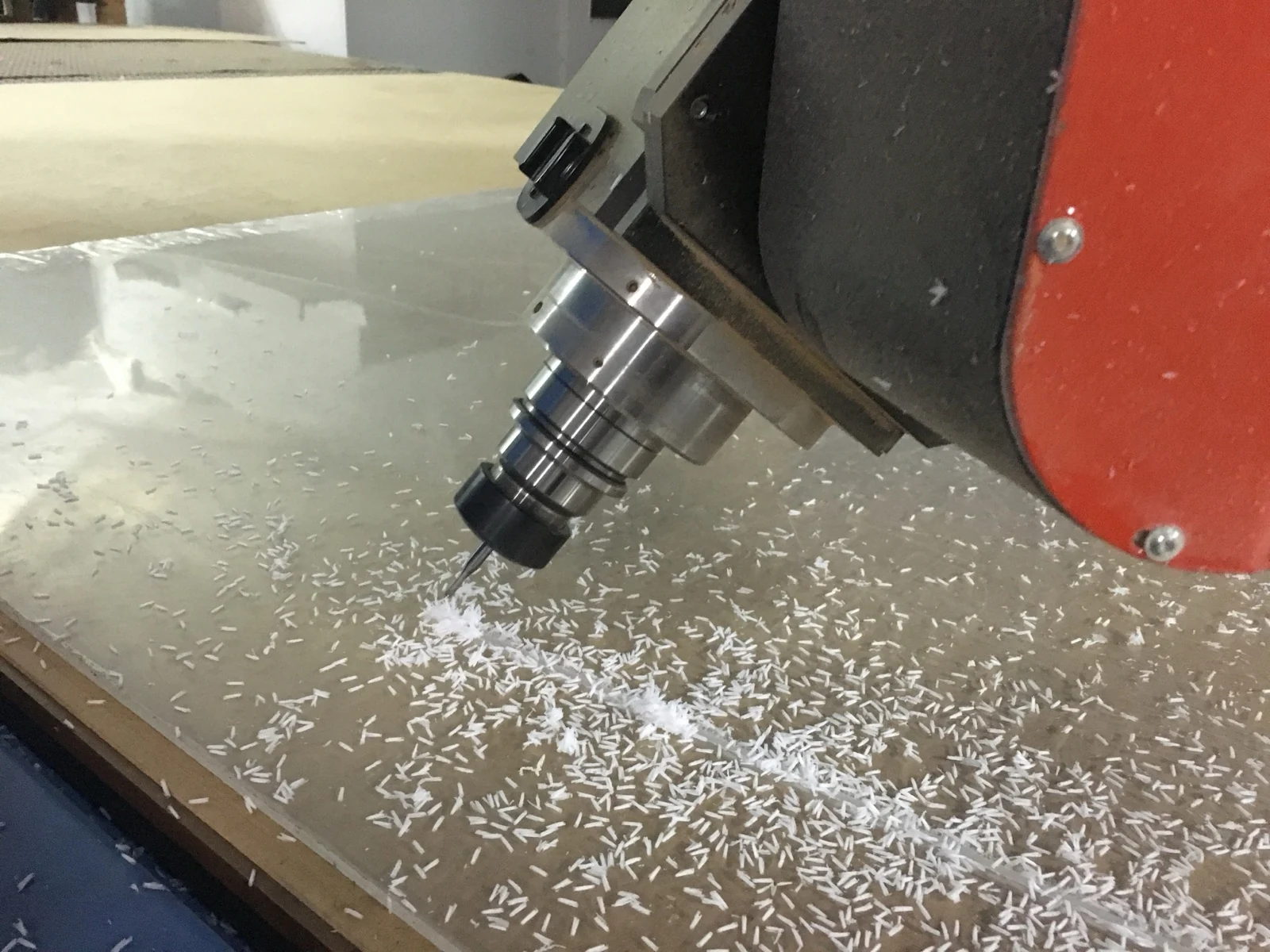 Zbliżenie frezu CNC podczas precyzyjnej obróbki materiału