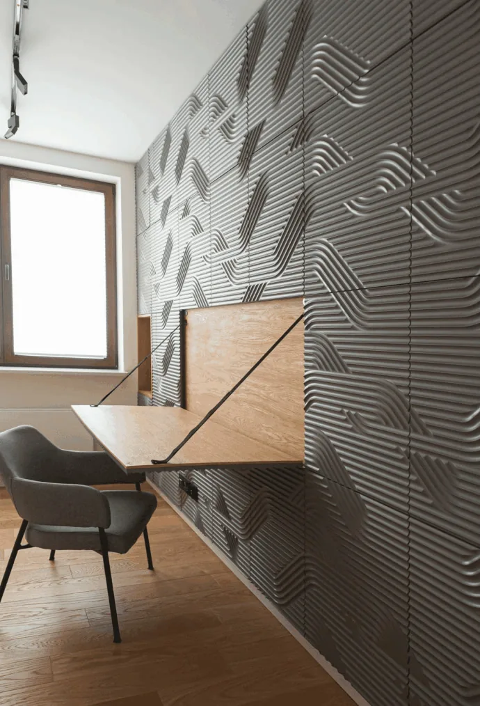 Frezowana ściana z otwartym biurkiem. Apartament w Warszawie.