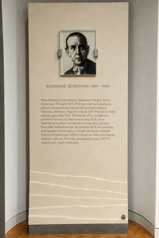 Muzeum Katyńskie — tablica — ujęcie 1